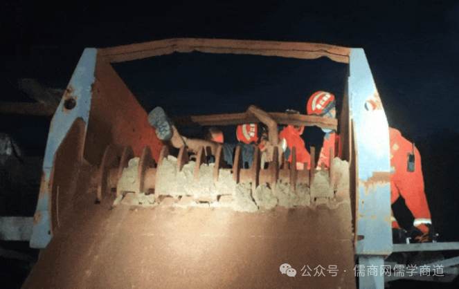 【20250823晚报】6中国游客在美遇车祸受伤;韩军边境10余次枪击朝军;带眼镜蛇就医吓坏众人