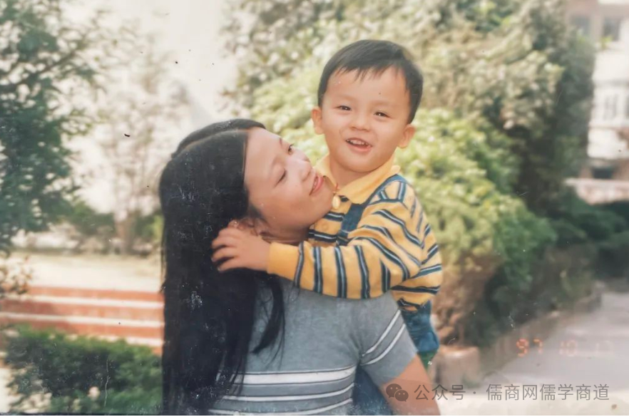 【20250827早报】特朗普吹牌比中国好;吴艳妮填补空白;女生蹦极坠水;保安冲突后脑出血;赏房寻子7男采血验亲