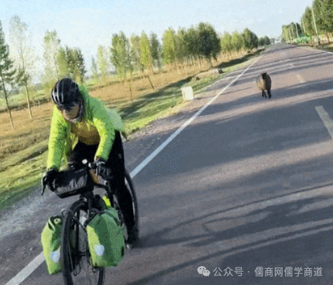 【20250827晚报】美再警告解放军2027攻台;网售清华大学食堂餐具?男子骑电动车拖行女子数十米