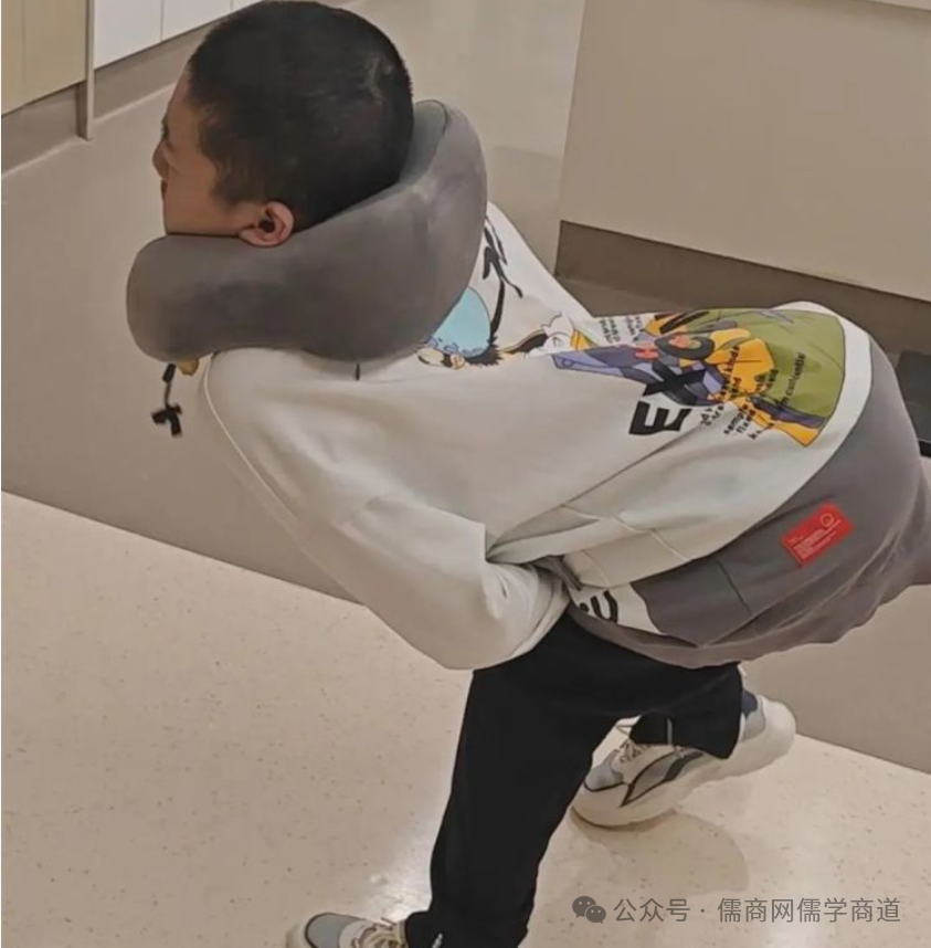 【20250825晚报】A股成交历史第二高;女子疑因家暴去世疑点重重移交异地侦办;“折叠男孩”身体“打开”
