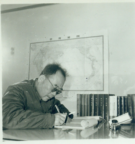 东北农场总局邀请,访问北大荒,摄于自牡丹江赴绥芬黄河途中魏巍看望